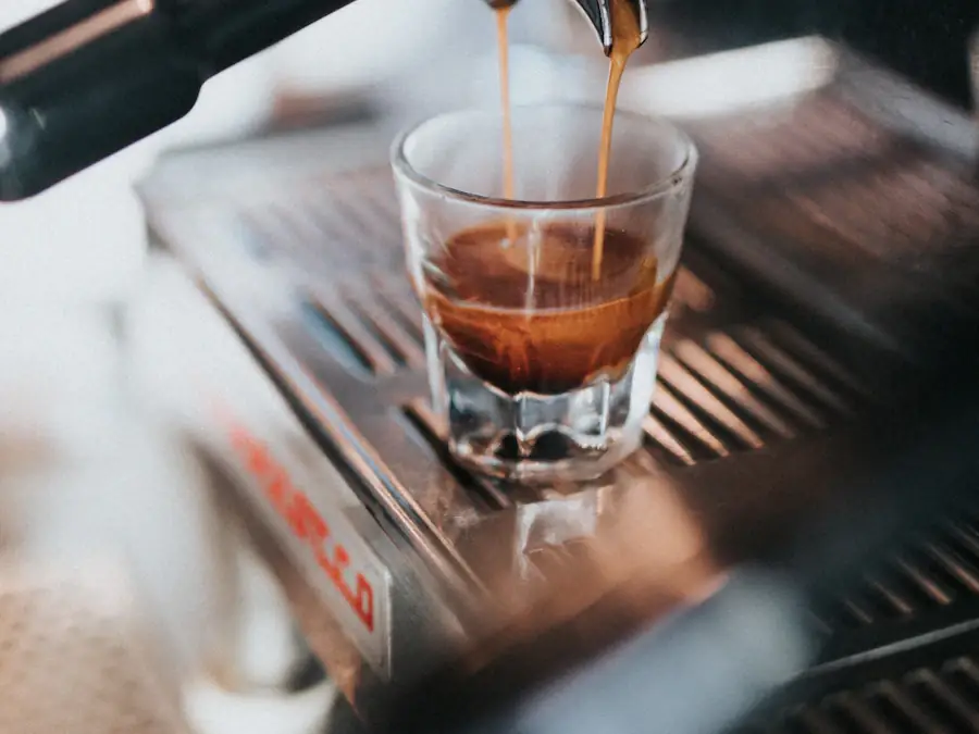 Espresso recién servido en la máquina