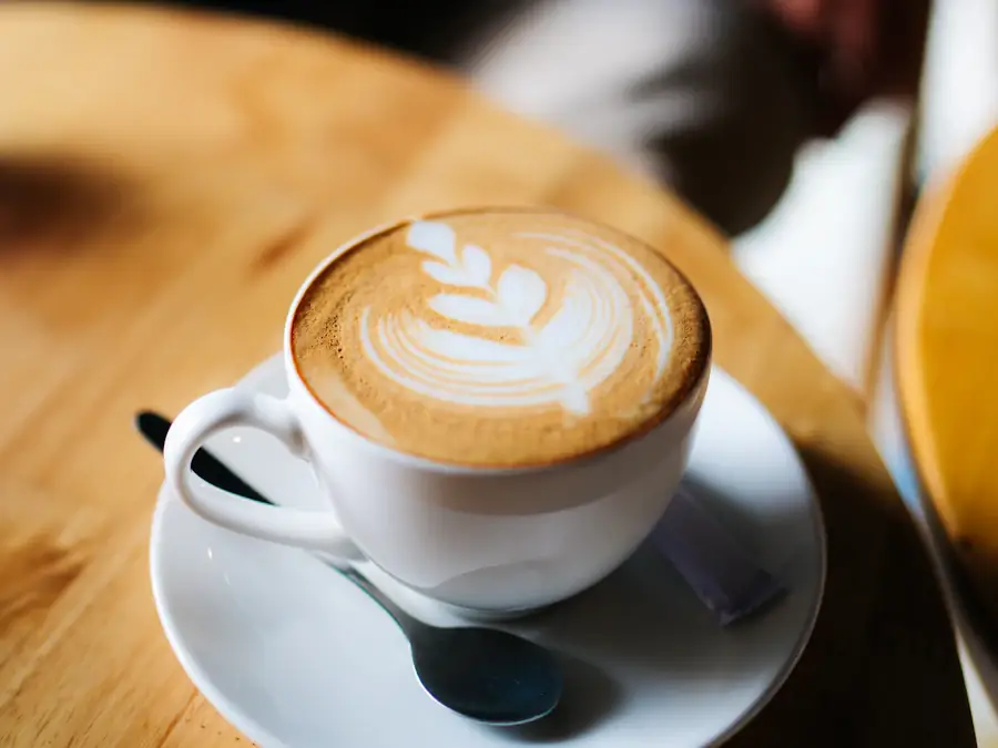 Café con arte latte en taza blanca