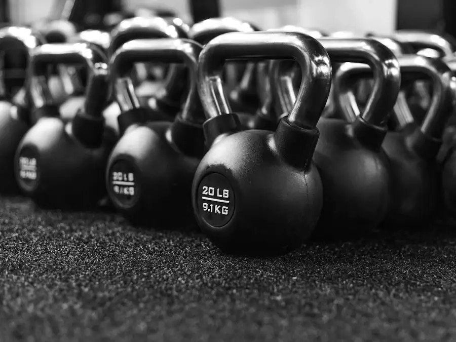 Fila de pesas rusas en el gimnasio