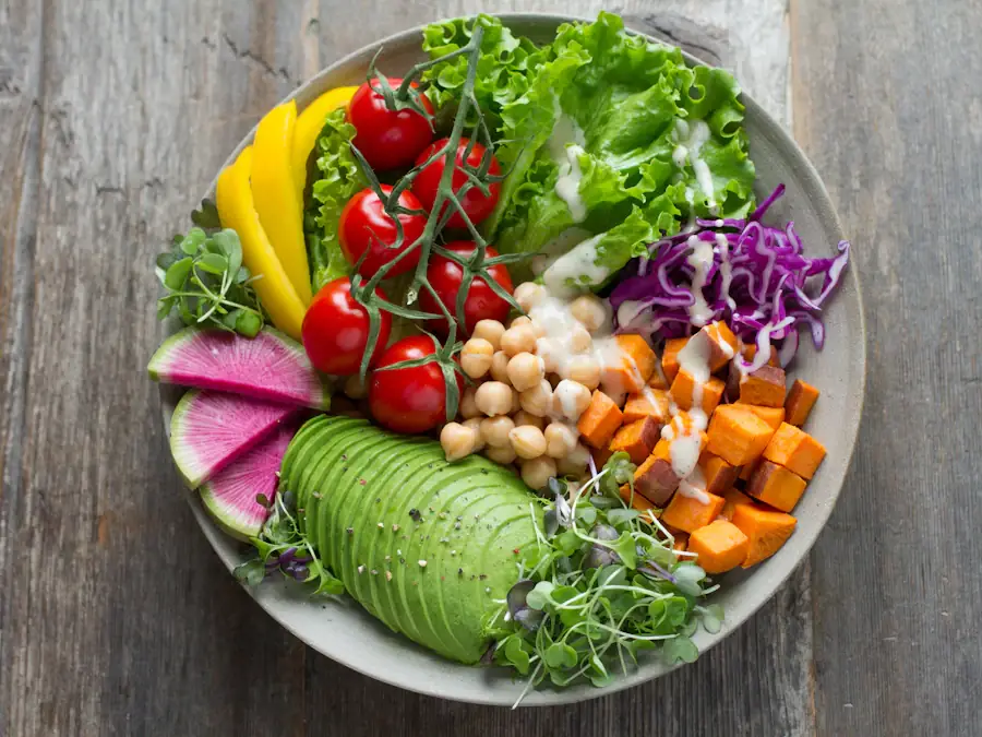 Bowl de ensalada con verduras frescas