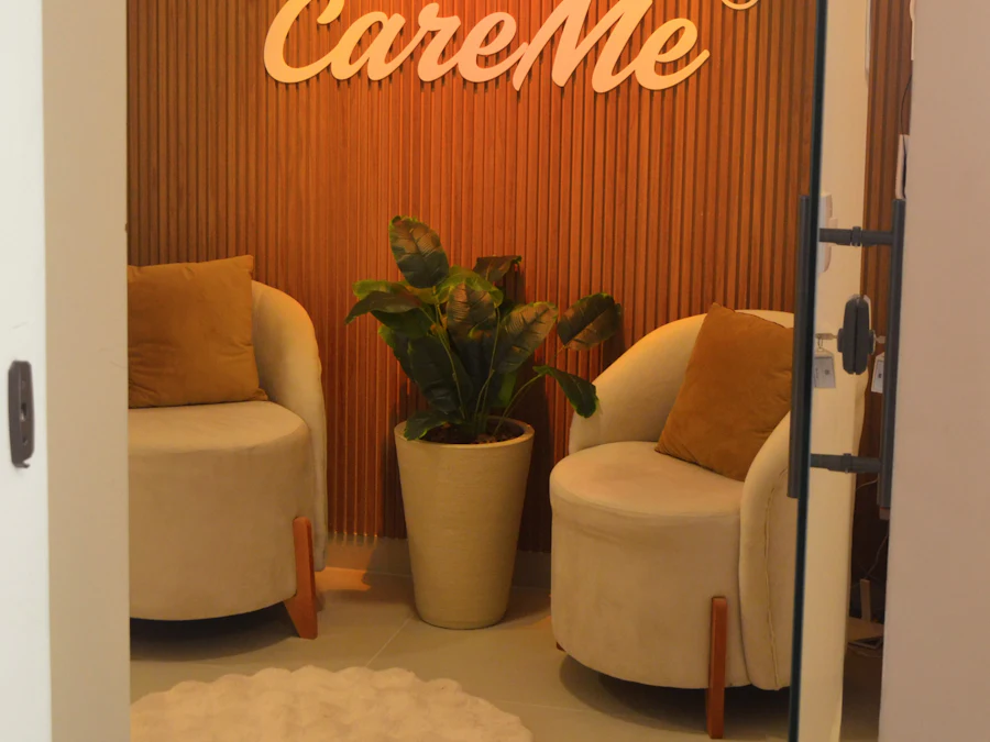 Dos sillones con cojines junto a una planta, en una sala cálida